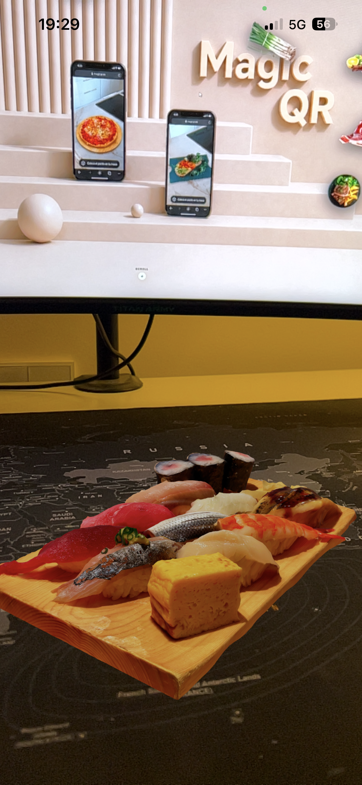 Sushi colocado en mesa con realidad aumentada